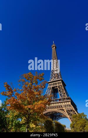 Eiffelturm mit sonnig blauem Himmel in Paris, Frankreich Stockfoto