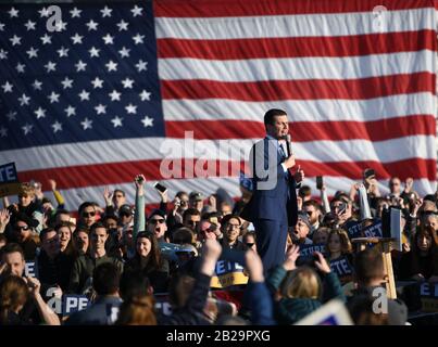 Washington, DC, USA. Februar 2020. Pete Buttigieg, Präsidentschaftskandidat der Demokraten und ehemaliger Bürgermeister von South Bend, Indiana, nimmt an einer Kundgebung in einem Rathaus in Arlington, Virginia, USA, 23. Februar 2020 Teil. Der ehemalige South Bend, Indiana, Bürgermeister Pete Buttigieg beendet sein Präsidentenangebot, berichteten US-Medien am Sonntag. Kredit: Liu Jie/Xinhua/Alamy Live News Stockfoto