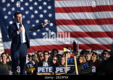 Washington, DC, USA. Februar 2020. Pete Buttigieg, Präsidentschaftskandidat der Demokraten und ehemaliger Bürgermeister von South Bend, Indiana, nimmt an einer Kundgebung in einem Rathaus in Arlington, Virginia, USA, 23. Februar 2020 Teil. Der ehemalige South Bend, Indiana, Bürgermeister Pete Buttigieg beendet sein Präsidentenangebot, berichteten US-Medien am Sonntag. Kredit: Liu Jie/Xinhua/Alamy Live News Stockfoto