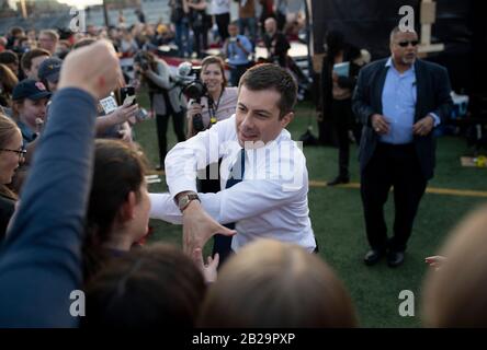 Washington, DC, USA. Februar 2020. Pete Buttigieg, Präsidentschaftskandidat der Demokraten und ehemaliger Bürgermeister von South Bend, Indiana, nimmt an einer Kundgebung in einem Rathaus in Arlington, Virginia, USA, 23. Februar 2020 Teil. Der ehemalige South Bend, Indiana, Bürgermeister Pete Buttigieg beendet sein Präsidentenangebot, berichteten US-Medien am Sonntag. Kredit: Liu Jie/Xinhua/Alamy Live News Stockfoto