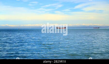 Foto einer schönen blauen Meereslandschaft mit einem Schiff an einem schönen Tag Stockfoto