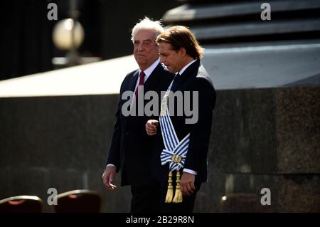 Montevideaner, Uruguay. März 2020. Uruguays neuer Präsident Luis Lacalle Pou (R) spaziert mit dem scheidenden uruguayischen Präsidenten Tabare Vazquez, nachdem er die Präsidentensasche während der Einweihungsfeier am 1. März 2020 in Montevideo-Uruguay empfangen hatte. Luis Lacalle Pou von der nationalen Partei (PN) wurde am Sonntag als präsident Uruguays für die Zeit 2020-2025 vereidigt. Credit: Nicolas Celaya/Xinhua/Alamy Live News Stockfoto