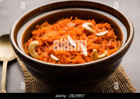 Vermicelli / Semiya Kesari ist eine beliebte indische Süßigkeit in einer Schüssel serviert, garniert mit trockenen Früchten wie Cashew und Mandel, in reinem Ghee gemacht Stockfoto