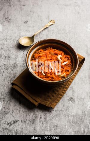 Vermicelli / Semiya Kesari ist eine beliebte indische Süßigkeit in einer Schüssel serviert, garniert mit trockenen Früchten wie Cashew und Mandel, in reinem Ghee gemacht Stockfoto