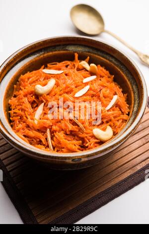 Vermicelli / Semiya Kesari ist eine beliebte indische Süßigkeit in einer Schüssel serviert, garniert mit trockenen Früchten wie Cashew und Mandel, in reinem Ghee gemacht Stockfoto