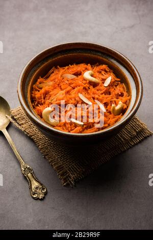 Vermicelli / Semiya Kesari ist eine beliebte indische Süßigkeit in einer Schüssel serviert, garniert mit trockenen Früchten wie Cashew und Mandel, in reinem Ghee gemacht Stockfoto