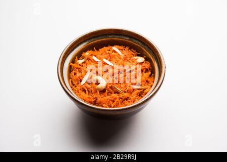 Vermicelli / Semiya Kesari ist eine beliebte indische Süßigkeit in einer Schüssel serviert, garniert mit trockenen Früchten wie Cashew und Mandel, in reinem Ghee gemacht Stockfoto