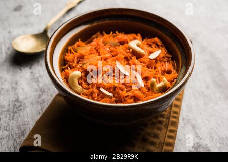 Vermicelli / Semiya Kesari ist eine beliebte indische Süßigkeit in einer Schüssel serviert, garniert mit trockenen Früchten wie Cashew und Mandel, in reinem Ghee gemacht Stockfoto