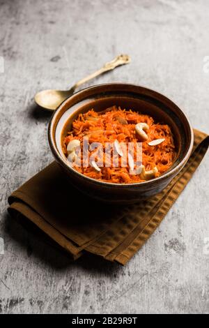 Vermicelli / Semiya Kesari ist eine beliebte indische Süßigkeit in einer Schüssel serviert, garniert mit trockenen Früchten wie Cashew und Mandel, in reinem Ghee gemacht Stockfoto