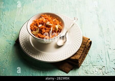 Vermicelli / Semiya Kesari ist eine beliebte indische Süßigkeit in einer Schüssel serviert, garniert mit trockenen Früchten wie Cashew und Mandel, in reinem Ghee gemacht Stockfoto