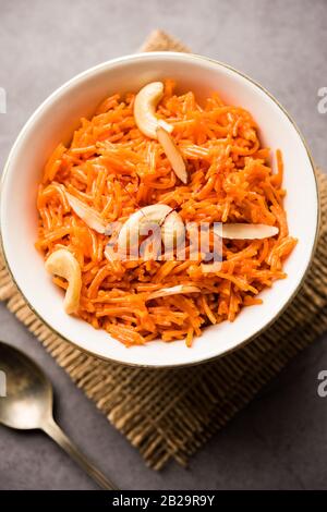 Vermicelli / Semiya Kesari ist eine beliebte indische Süßigkeit in einer Schüssel serviert, garniert mit trockenen Früchten wie Cashew und Mandel, in reinem Ghee gemacht Stockfoto