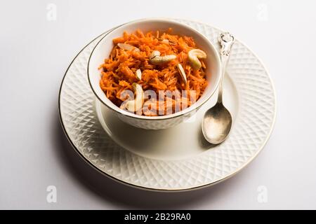 Vermicelli / Semiya Kesari ist eine beliebte indische Süßigkeit in einer Schüssel serviert, garniert mit trockenen Früchten wie Cashew und Mandel, in reinem Ghee gemacht Stockfoto