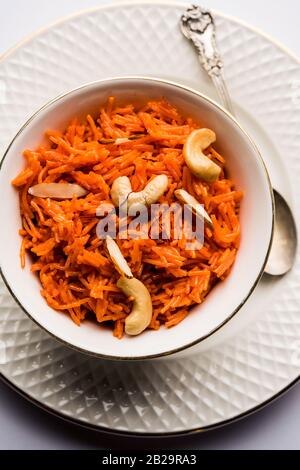 Vermicelli / Semiya Kesari ist eine beliebte indische Süßigkeit in einer Schüssel serviert, garniert mit trockenen Früchten wie Cashew und Mandel, in reinem Ghee gemacht Stockfoto