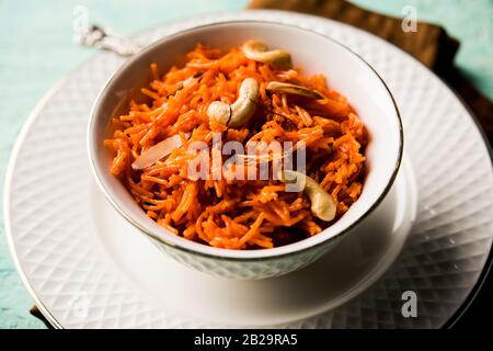 Vermicelli / Semiya Kesari ist eine beliebte indische Süßigkeit in einer Schüssel serviert, garniert mit trockenen Früchten wie Cashew und Mandel, in reinem Ghee gemacht Stockfoto