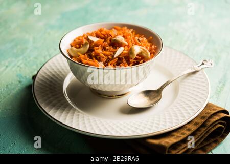Vermicelli / Semiya Kesari ist eine beliebte indische Süßigkeit in einer Schüssel serviert, garniert mit trockenen Früchten wie Cashew und Mandel, in reinem Ghee gemacht Stockfoto