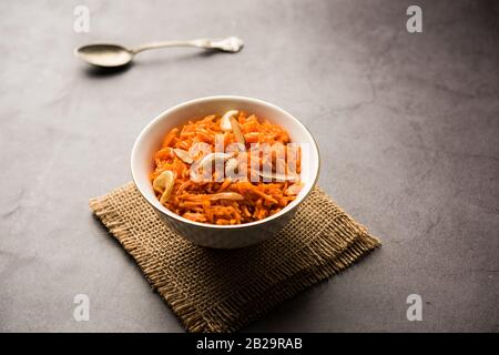 Vermicelli / Semiya Kesari ist eine beliebte indische Süßigkeit in einer Schüssel serviert, garniert mit trockenen Früchten wie Cashew und Mandel, in reinem Ghee gemacht Stockfoto
