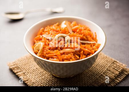 Vermicelli / Semiya Kesari ist eine beliebte indische Süßigkeit in einer Schüssel serviert, garniert mit trockenen Früchten wie Cashew und Mandel, in reinem Ghee gemacht Stockfoto