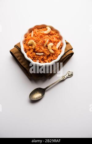 Vermicelli / Semiya Kesari ist eine beliebte indische Süßigkeit in einer Schüssel serviert, garniert mit trockenen Früchten wie Cashew und Mandel, in reinem Ghee gemacht Stockfoto