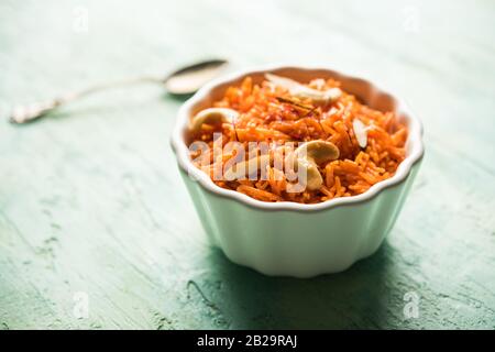 Vermicelli / Semiya Kesari ist eine beliebte indische Süßigkeit in einer Schüssel serviert, garniert mit trockenen Früchten wie Cashew und Mandel, in reinem Ghee gemacht Stockfoto