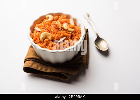 Vermicelli / Semiya Kesari ist eine beliebte indische Süßigkeit in einer Schüssel serviert, garniert mit trockenen Früchten wie Cashew und Mandel, in reinem Ghee gemacht Stockfoto