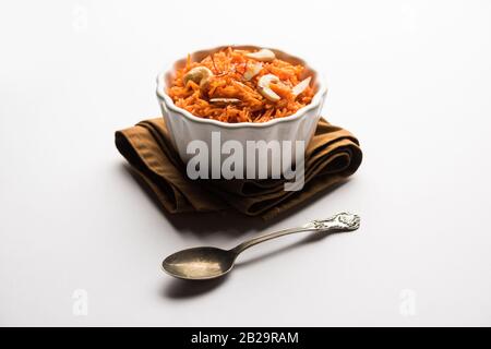Vermicelli / Semiya Kesari ist eine beliebte indische Süßigkeit in einer Schüssel serviert, garniert mit trockenen Früchten wie Cashew und Mandel, in reinem Ghee gemacht Stockfoto