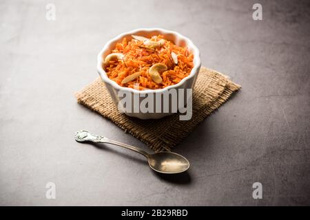 Vermicelli / Semiya Kesari ist eine beliebte indische Süßigkeit in einer Schüssel serviert, garniert mit trockenen Früchten wie Cashew und Mandel, in reinem Ghee gemacht Stockfoto