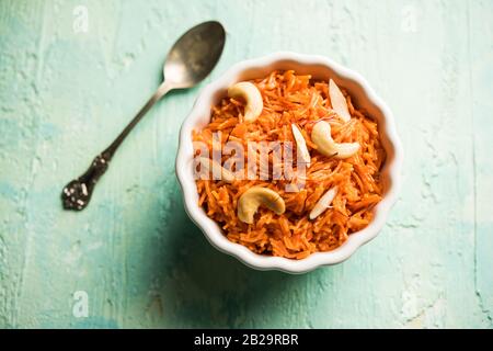 Vermicelli / Semiya Kesari ist eine beliebte indische Süßigkeit in einer Schüssel serviert, garniert mit trockenen Früchten wie Cashew und Mandel, in reinem Ghee gemacht Stockfoto