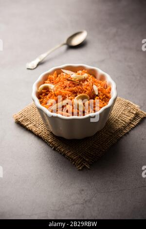 Vermicelli / Semiya Kesari ist eine beliebte indische Süßigkeit in einer Schüssel serviert, garniert mit trockenen Früchten wie Cashew und Mandel, in reinem Ghee gemacht Stockfoto