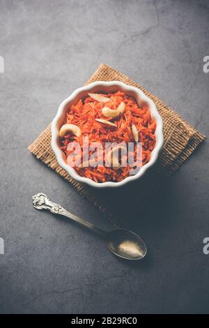 Vermicelli / Semiya Kesari ist eine beliebte indische Süßigkeit in einer Schüssel serviert, garniert mit trockenen Früchten wie Cashew und Mandel, in reinem Ghee gemacht Stockfoto