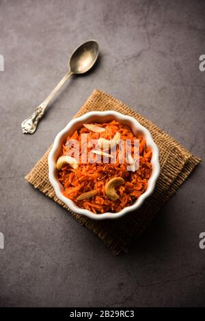 Vermicelli / Semiya Kesari ist eine beliebte indische Süßigkeit in einer Schüssel serviert, garniert mit trockenen Früchten wie Cashew und Mandel, in reinem Ghee gemacht Stockfoto