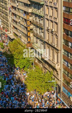 Montevideaner, URUGUAY, MÄRZ - 2020 - Stadtbild Luftbild der Straße 18 de julio bei Annahme von Lacalle Pou Herrera als neuer präsident der uruguayischen Repräsentanin Stockfoto