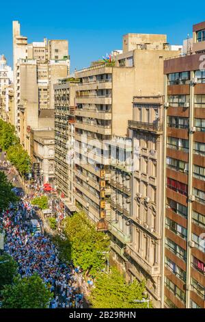 Montevideaner, URUGUAY, MÄRZ - 2020 - Stadtbild Luftbild der Straße 18 de julio bei Annahme von Lacalle Pou Herrera als neuer präsident der uruguayischen Repräsentanin Stockfoto