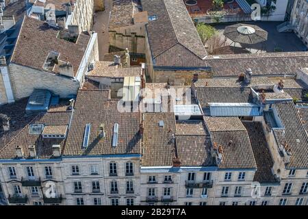 Bordeaux, schöne französische Stadt, typische Dachziegel im Zentrum Stockfoto