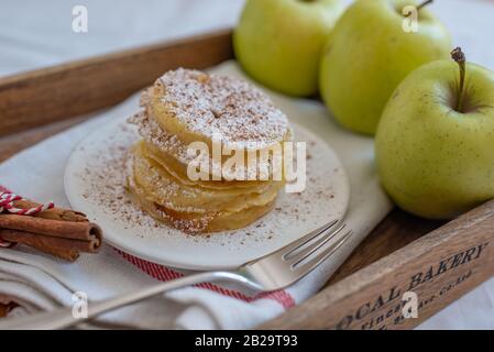 Hausgemachte süße apfelpfannkuchen mit Zucker und Zimt Stockfoto
