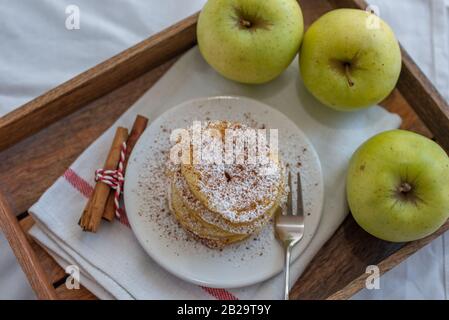 Hausgemachte süße apfelpfannkuchen mit Zucker und Zimt Stockfoto