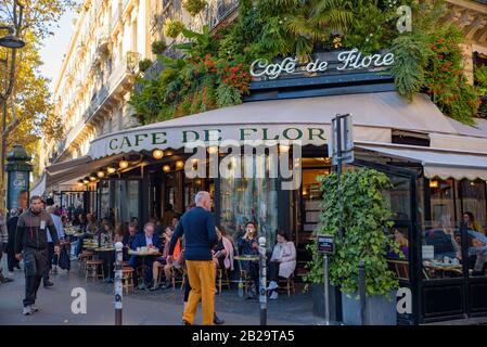 Die Leute, die im Freien im Café de Flore, einem berühmten Café in Paris, in Frankreich, Kaffee trinken Stockfoto