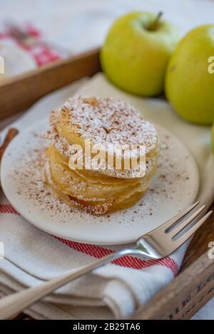 Hausgemachte süße apfelpfannkuchen mit Zucker und Zimt Stockfoto