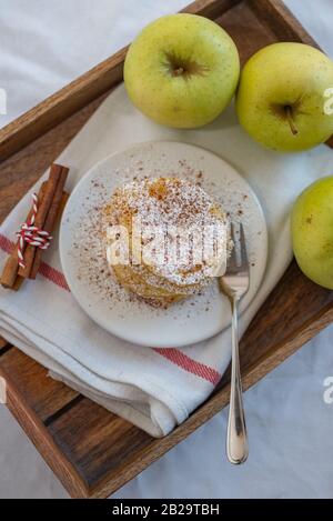 Hausgemachte süße apfelpfannkuchen mit Zucker und Zimt Stockfoto