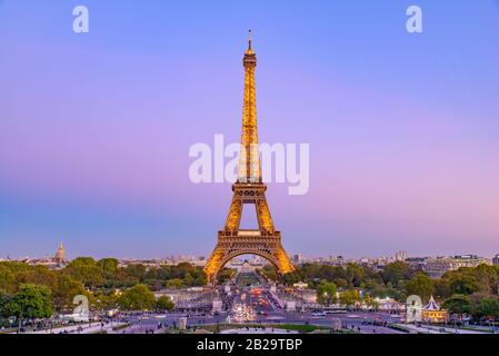 Eiffelturm bei Sonnenuntergang mit farbenfrohem Himmel, Paris, Frankreich, Europa Stockfoto