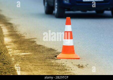 Warnung Verkehrsampel stehen bei Straßensanierung, Straßenreparatur, Asphaltpflasterarbeiten auf der Autostraße auf Asphalt Stadtstraße Stockfoto