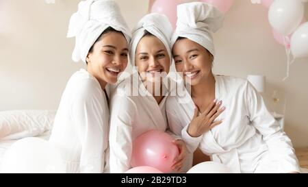Kopfschuss Porträt fröhliche diverse Frauen feiern im Spa Stockfoto