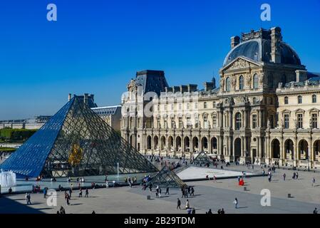 Louvre Museum (Musée du Louvre) mit Pyramide, Paris, Frankreich Stockfoto