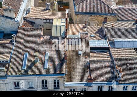 Bordeaux, schöne französische Stadt, typische Dachziegel im Zentrum Stockfoto