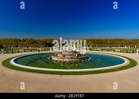 Latona-Brunnen, zwischen dem Schloss Versailles und dem Canal Grande, in den Gärten von Versailles in Paris, Frankreich Stockfoto