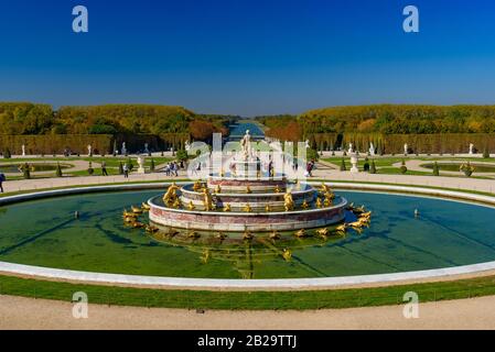 Latona-Brunnen, zwischen dem Schloss Versailles und dem Canal Grande, in den Gärten von Versailles in Paris, Frankreich Stockfoto