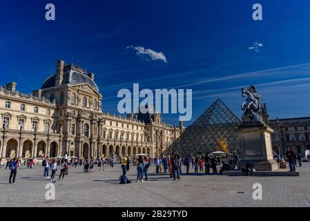 Louvre Museum (Musée du Louvre) mit Pyramide, Paris, Frankreich Stockfoto