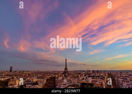 Eiffelturm bei Sonnenuntergang mit farbenfrohem Himmel und Wolken, Paris, Frankreich Stockfoto