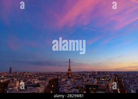 Eiffelturm bei Sonnenuntergang mit farbenfrohem Himmel und Wolken, Paris, Frankreich Stockfoto