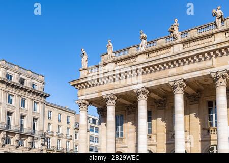 Bordeaux, schöne französische Stadt, typische Gebäude im Zentrum, mit dem Theater Stockfoto