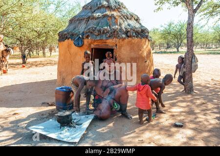 6. MAI: Frau des Stammes Himba, Familie mit Kind im Dorf Himba, in der Nähe von Kamanjab im Norden von Namibia, 6. Mai 2018, in Namibia Stockfoto